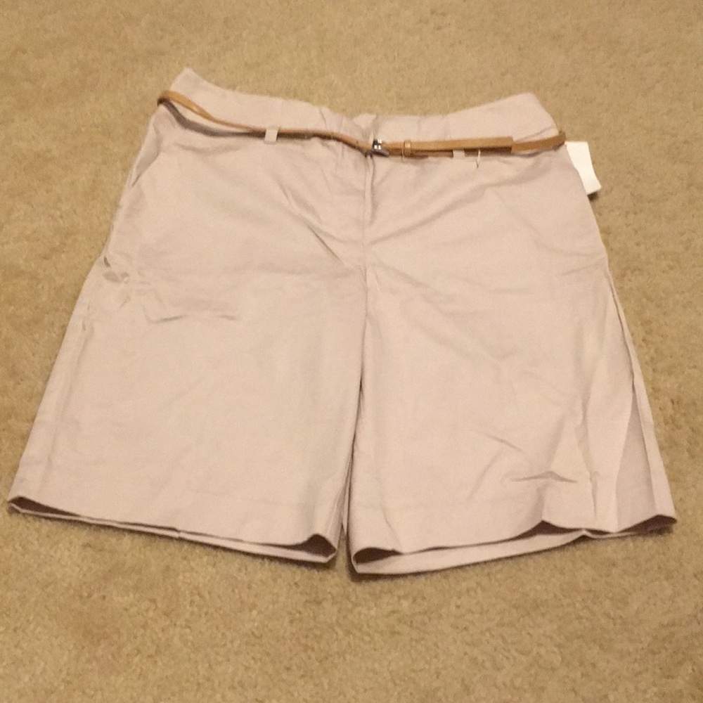 Very light pink Bermuda shorts with belt